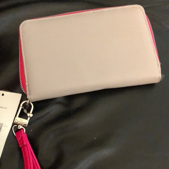 ๐๐ Betsey Johnson Boxed Dog Wristlet ๐๐ - Picture 3 of 4